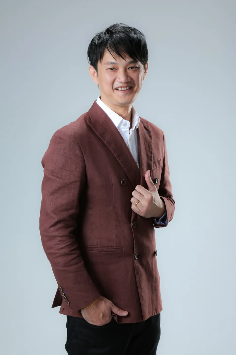 Lucian Yong, freelance web designer in Malaysia, smiling with a thumbs up
